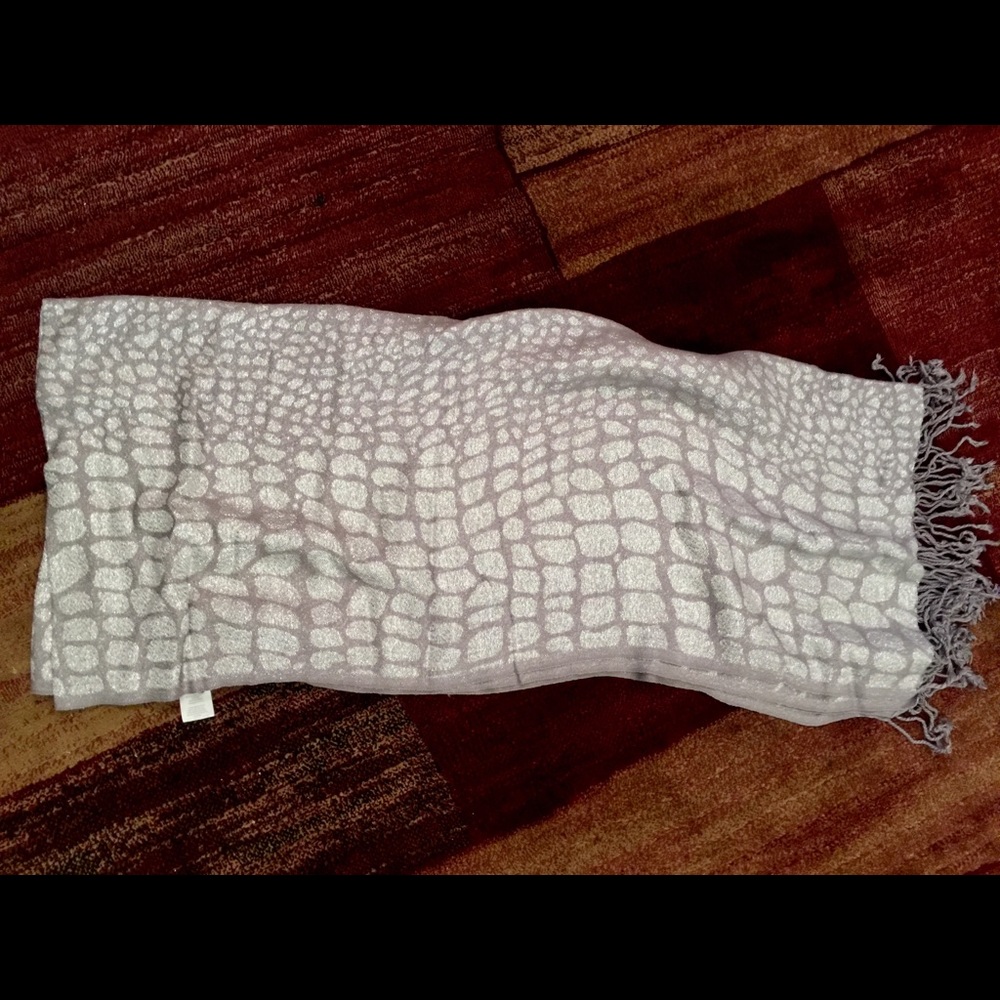 Gorgeous pashmina which also makes a lovely throw - Picture 3 of 3